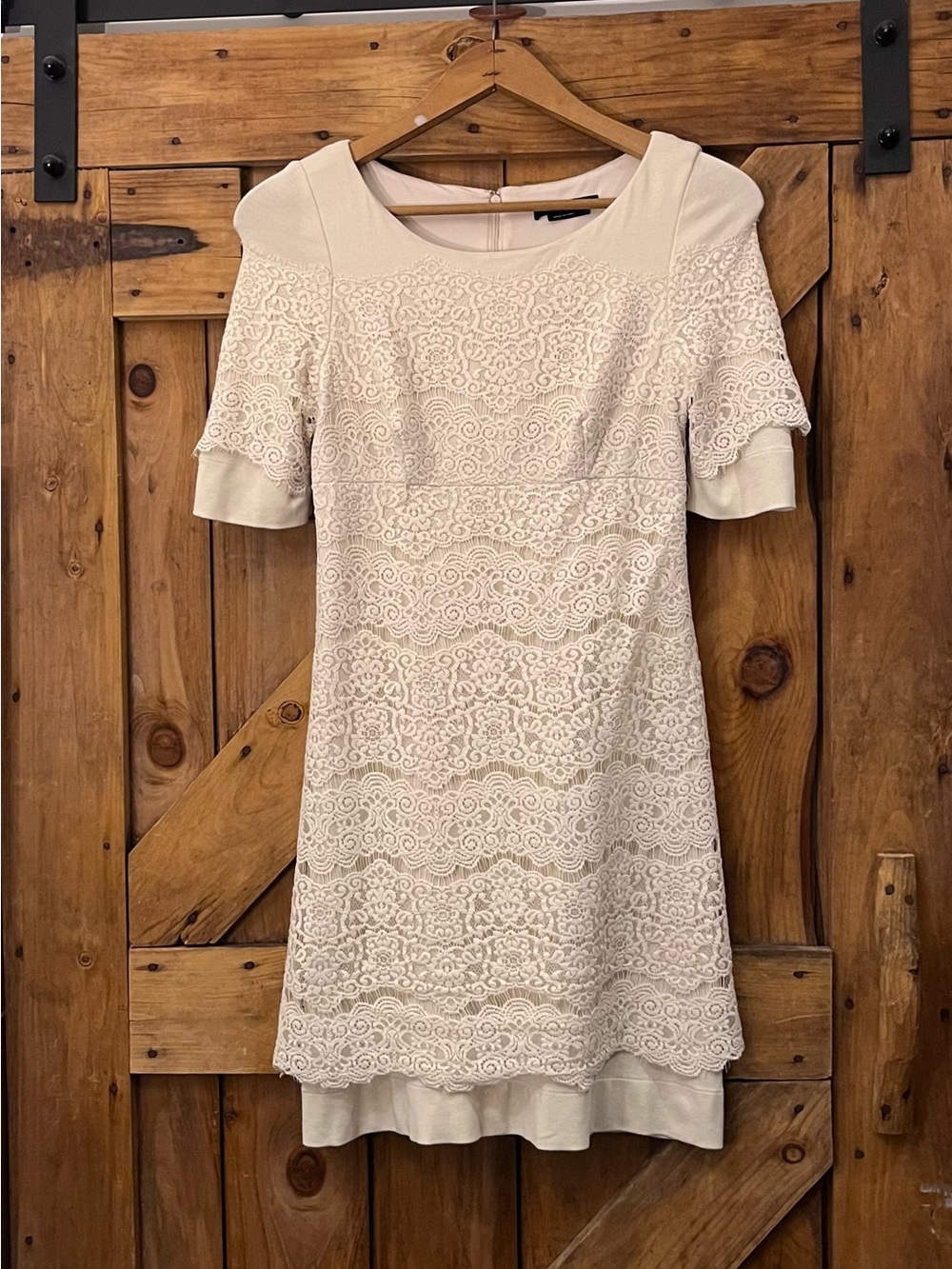 BCBGMAXAZRIA Ivory Lace Sheath Dress – Size 4